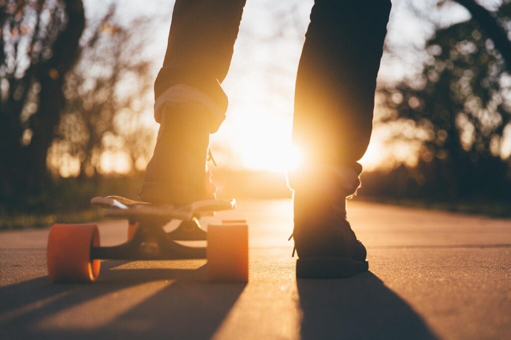 Asfaltado, chaval en patinete